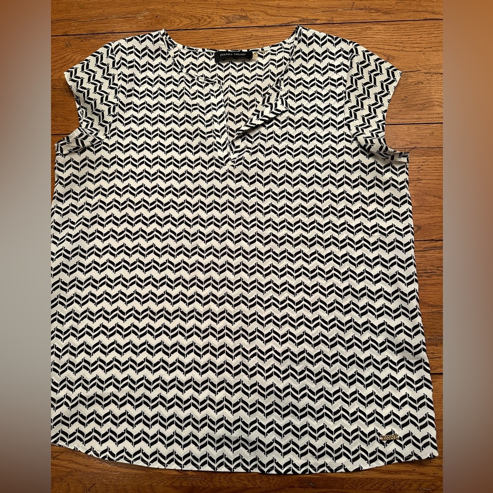 Lot of 5 Ivanka Trump Split Neck Top Cap Sleeves Large - Picture 4 of 11